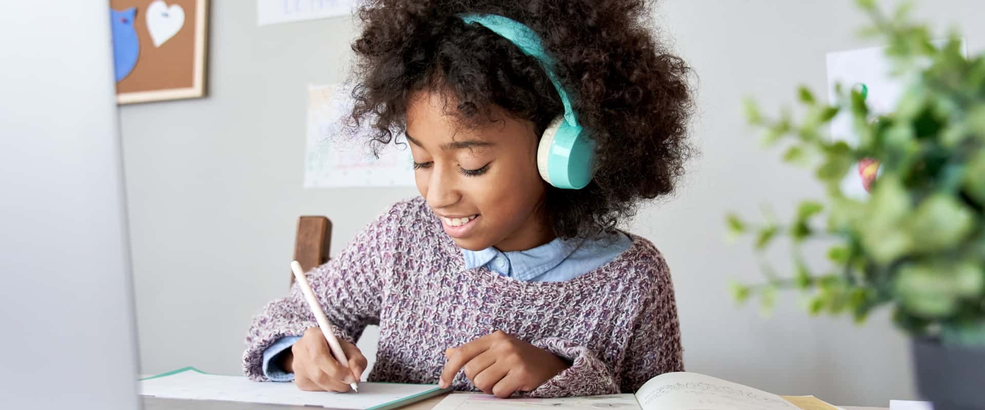 Headphones for Schoolkids: Some Were Worryingly Loud (insta_photos/shutterstock.com)